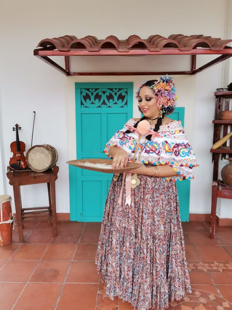 Dama luciendo una elegante pollera montuna santeña